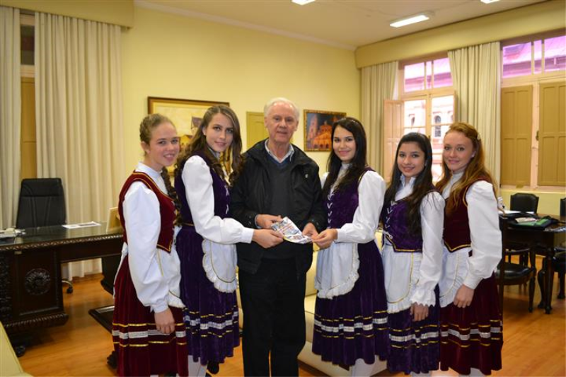 Andres recebe Soberanas da Festa do Colono e Motorista 